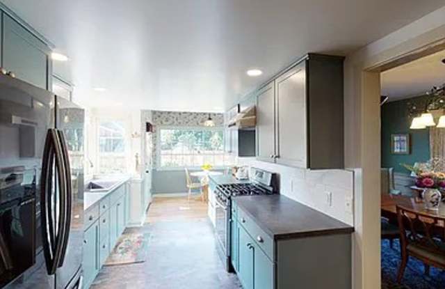 Beautiful 4 bed 3 bath home - 322 W. Chapman Gallery 3