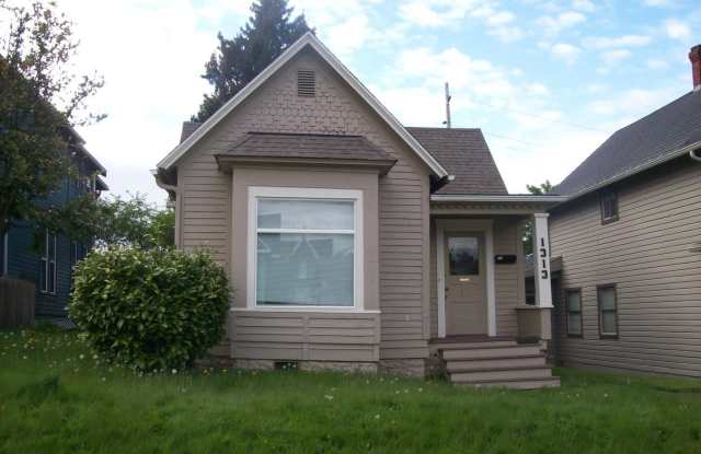 Centrally located 2 bedroom, 1 bathroom home! - 1313 North Garden Street, Bellingham, WA 98225