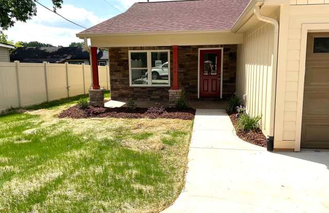Court Square Town Home Duplex Apartment with Attached Garage - 906 East Pine Street, Lincolnton, NC 28092