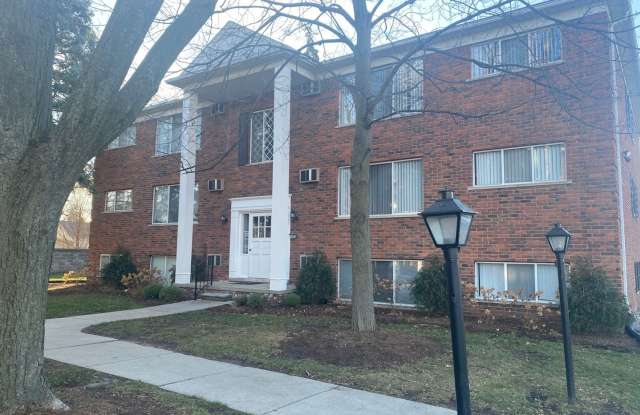 ELMWOOD MANOR APARTMENTS ~ Clawson 1 bedroom / 1 bathroom Garden Level Apartment - 470 East Elmwood Avenue, Clawson, MI 48017