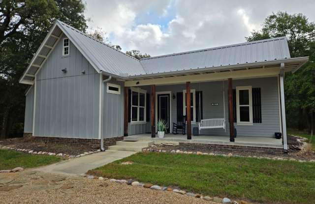 College Station (Karnes City Cottages) - 2 Bedroom - 2 Bath - House - West of Easterwood Airport Gallery 1