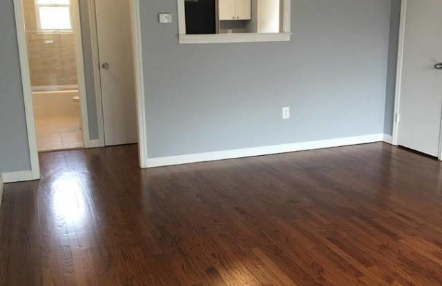 The Executive Sky View Condo (HEAT + HOT Water  Included) Gallery 4