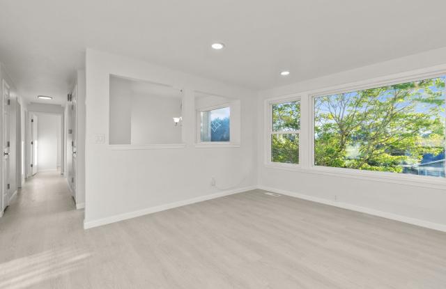 Cozy 4 bed house in Bothell Gallery 4