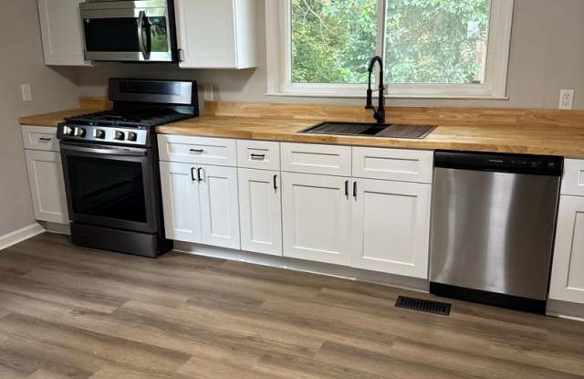 Charming 2-bed, 1-bath bungalow just steps from downtown Lincolnton! Gallery 4