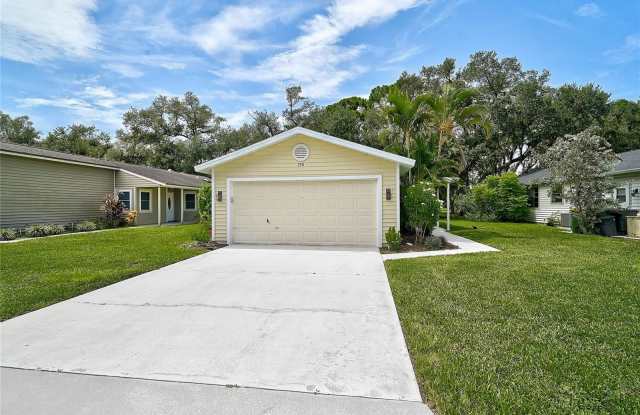 358 BEARDED OAKS Circle Gallery 2