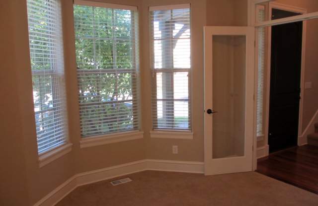 **$300 Off First Month's Rent** Lovely Three Bedroom Home with Office Located in the Edgewater Community in Tigard Gallery 2