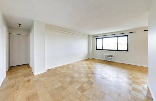 Amazing Location - 1Bed/1Bath Condo - Assigned Parking Gallery 1
