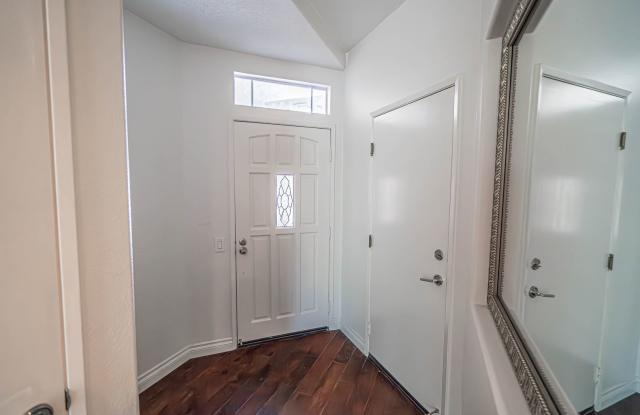 No Showings! 2 Bedroom Townhome for Rent in The Montanas! Gallery 4