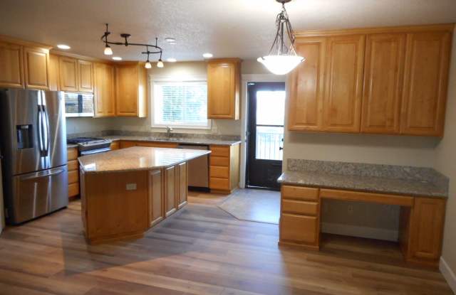 Spacious 3 Bedroom Townhouse. Each Room With It's Own Bathroom! Water/Sewer Paid Gallery 1