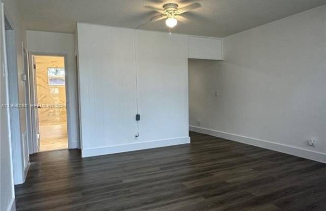 4011 NE 8th Ave photos photos