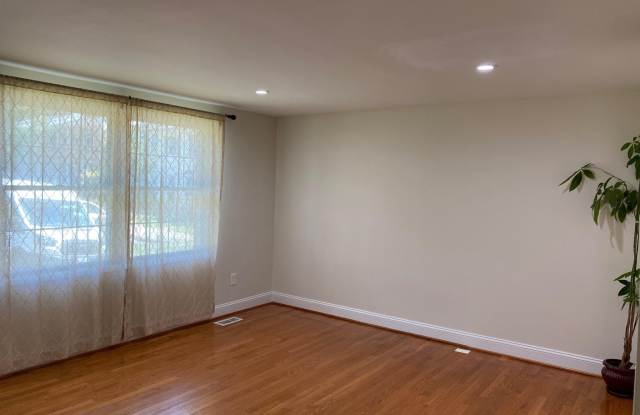 8122 PARKDALE Court Gallery 4