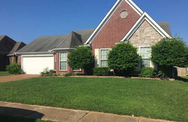 Charming Cordova home off Houston Levee. Huge fenced in back yard! Gallery 1