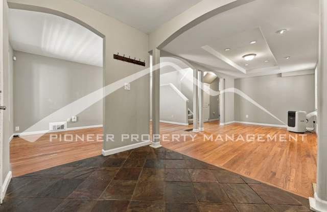 Gorgeous Home with Washer/Dryer and Covered Parking Gallery 4