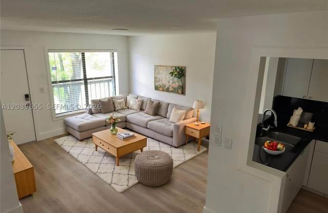 2735 W 66th St photos photos