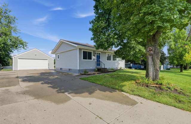 Charming 3BR House in Cedar Rapids Gallery 1