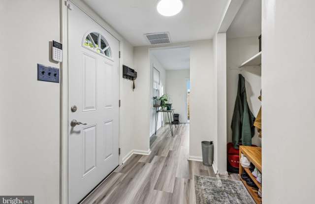 9899 HAGEL Circle Gallery 2