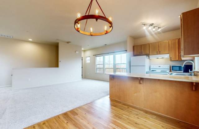 2421 N Village Dr, photos photos