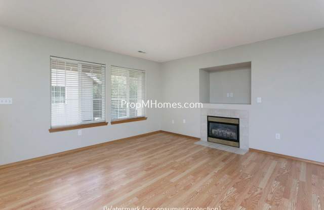 Cozy Three Bedroom Home in Oregon City- Fully Fenced Yard! photos photos