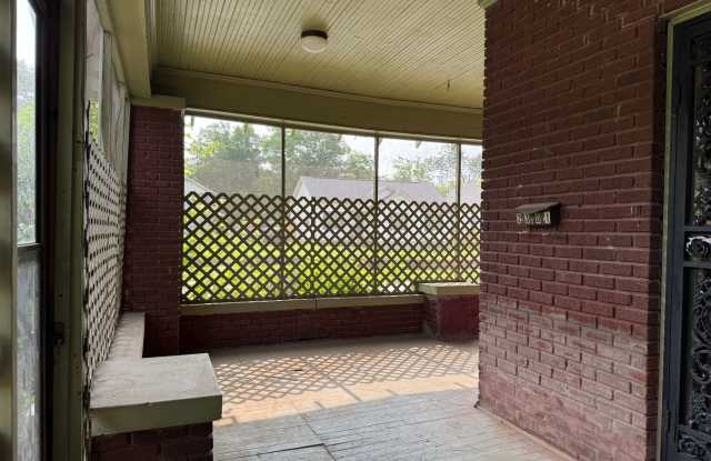 2301 W 17th St., Little Rock AR 72202 - Classic Character Large 3br 1ba w/den and separate dining, large corner lot. Gallery 3