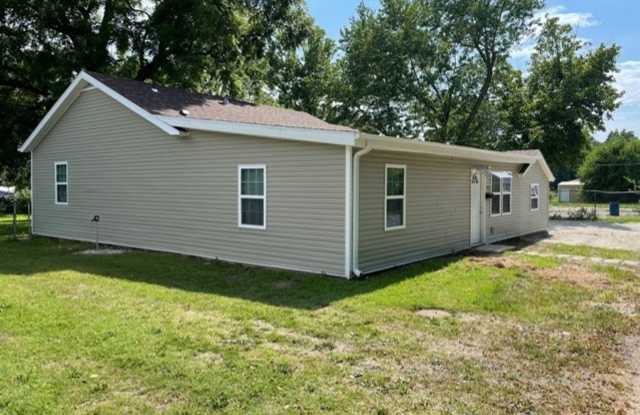 Beautiful 3 Bedroom 2 Bath 2 Living Areas + Detached 1 Car Garage/ Workshop photos photos