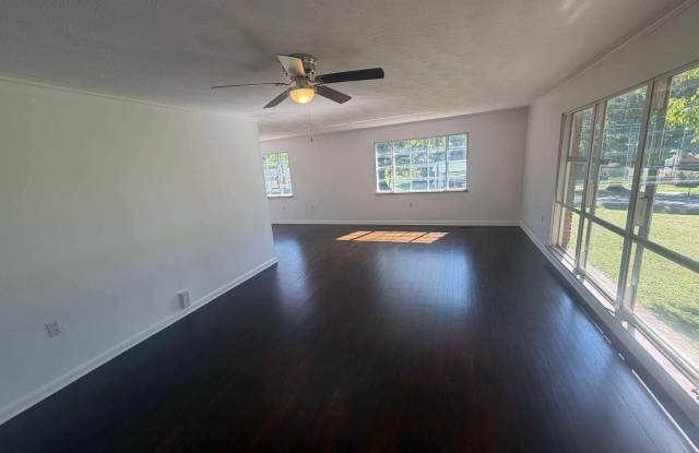 South Knoxville Charmer...3 bedroom, 1.5 bath basement rancher Gallery 3