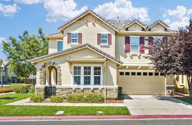 ADORABLE 4 BED/2.5 BATH TOWNHOME WITH CORNER LOT AND LARGE FENCED REAR YARD WITH PATIO photos photos