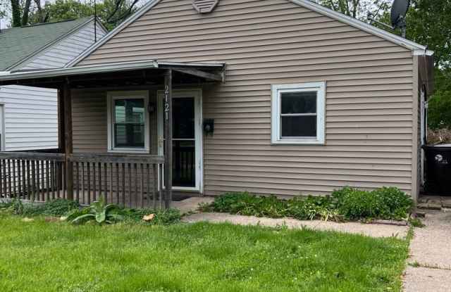 Welcome to this charming 2 bedroom, 1 bathroom house located in Peoria, IL. photos photos