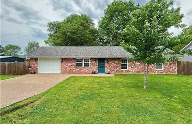 Cozy Home with Deck, Fenced Backyard  Modern Kitchen photos photos