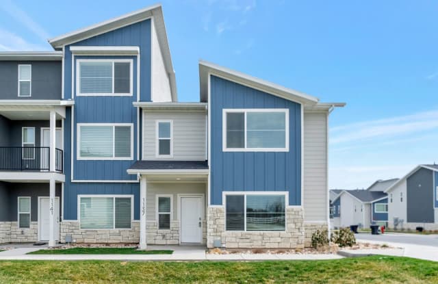Stunning 3 Bed 2.5 Bath Enormous Townhome in Great Farmington Location! Available on June 10th! photos photos
