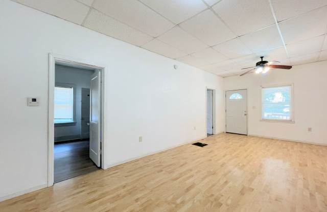 2 bed, 1 bath with bonus room Gallery 4