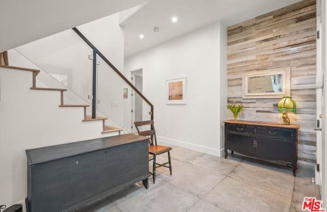 924 Vernon Ave Gallery 2