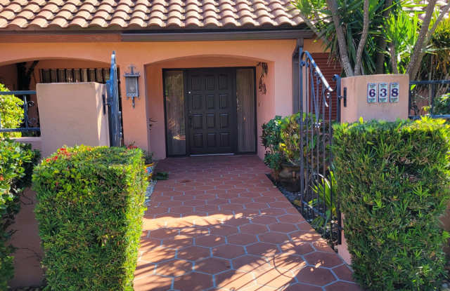 SEASON / SHORT-TERM Large 4/3 canal home with heated pool Gallery 4