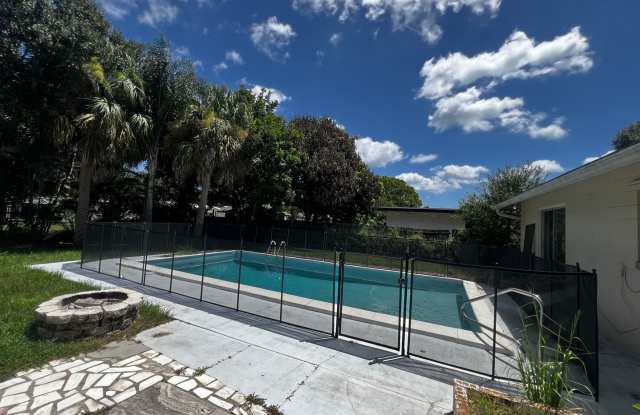 SPACIOUS 4 BEDROOM POOL HOME CONVENIENTLY LOCATED! photos photos