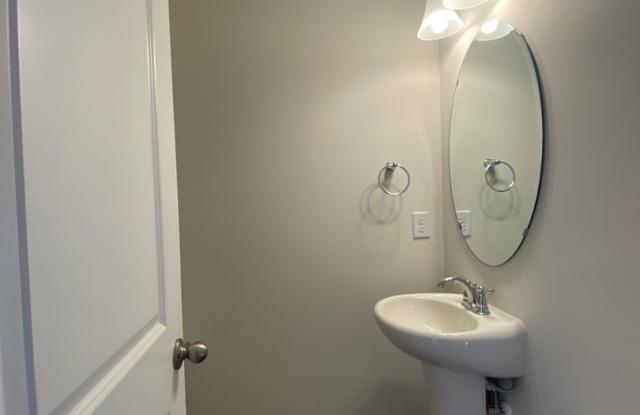 Room for Rent in 3 Bedroom Townhome at 1103 Johns Walk Way Gallery 4