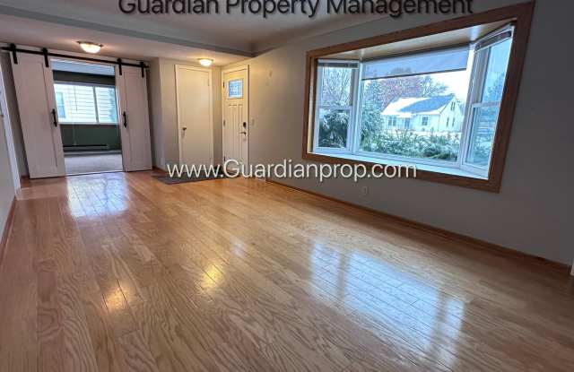 Richfield Single Family Home, Fenced Yard, 2 Car Garage, Dishwasher Gallery 4