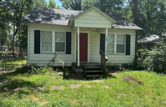 Welcome to this charming 2-bedroom, 1-bathroom home located in the heart of Russellville, AR. photos photos