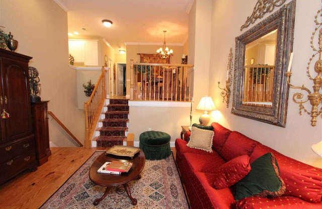 291 ROSLYN CT Gallery 1