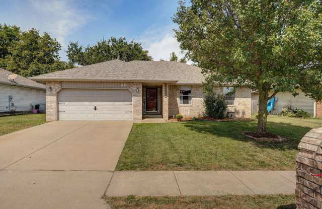 Orchard Crest Home with Willard Schools - 4449 West Madison Street, Springfield, MO 65802