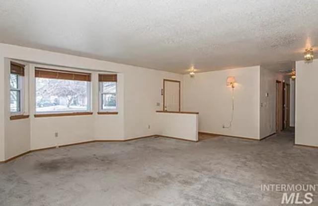 1505 East 10th Street North Gallery 3