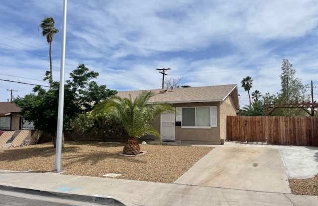 Great Centrally Located Property W/ Pool Near Proximities to Downtown and Strip!!!! photos photos