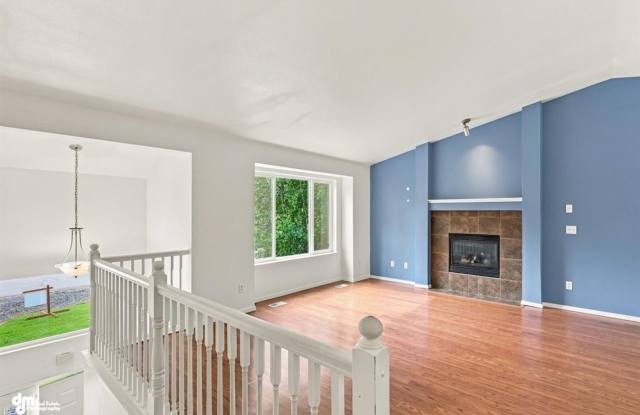 Beautiful 5 bed 3 bath 2 car heated garage home! Gallery 4