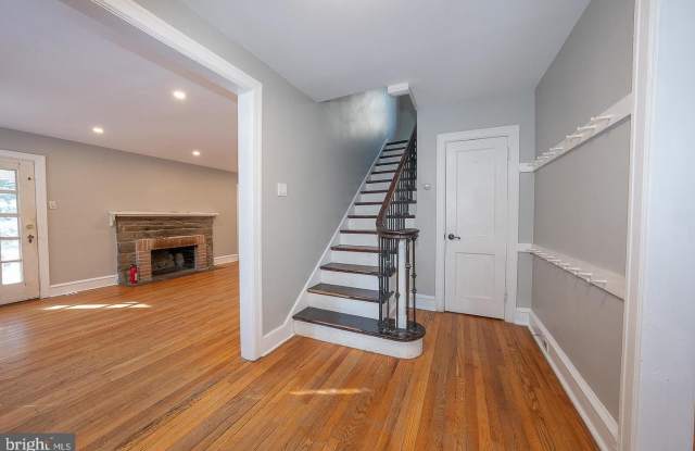 625 CHELTEN HILLS Drive Gallery 3