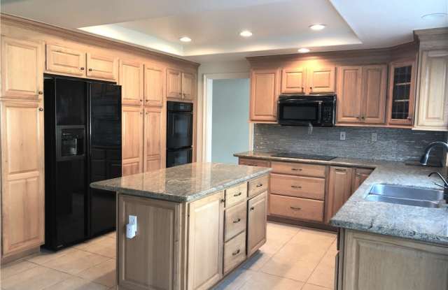 6931 Garden Gallery 3
