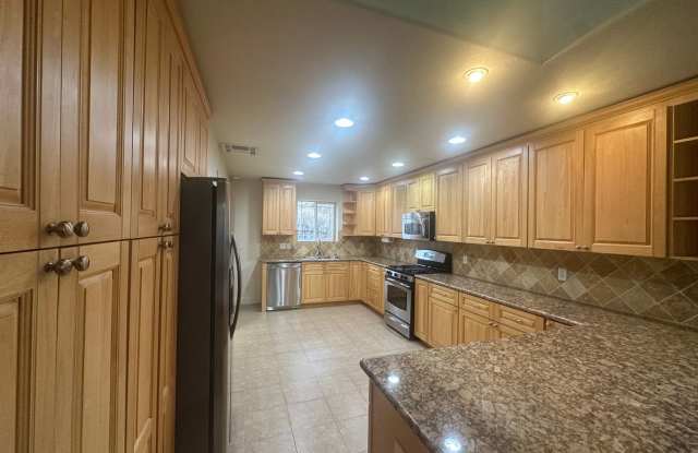 Charming 2-Bed Guest Home With All Utilities Included photos photos