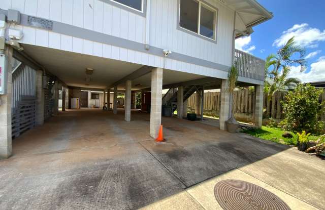 3 Bedroom, 2 Bathroom House with Large Carport in the Heart of Haleiwa Town Gallery 4