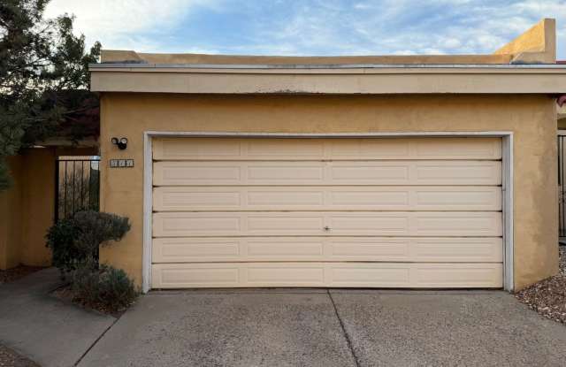 Cozy 2 Bedroom 2 Bathroom Home In 4 Hills! Available January 12th photos photos