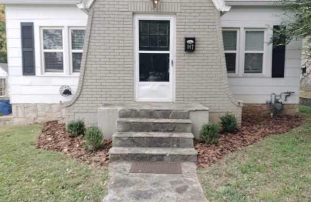 2 bedroom 1 bath house with full basement! Near WKU,downtown and quick access to 31W Bypass - 847 East 10th Avenue, Bowling Green, KY 42101