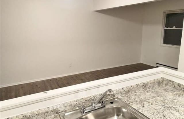 3 Bed 1.5 bath Townhouse, Sec8 Welcome Gallery 2