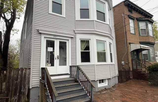 221 South Swan Street - 2 photos photos