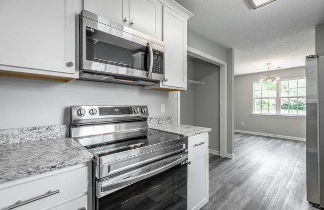 4 bedroom 2 bath in the Southside (Mill Town) - 2011 South Lyerly Street, Chattanooga, TN 37404